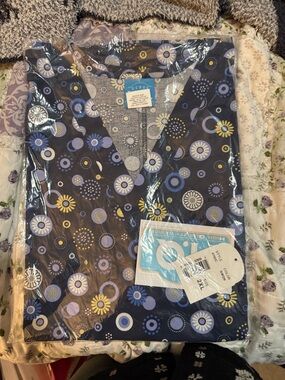 NIP Scrub top Navy Floral Print V-Neck, size 2X